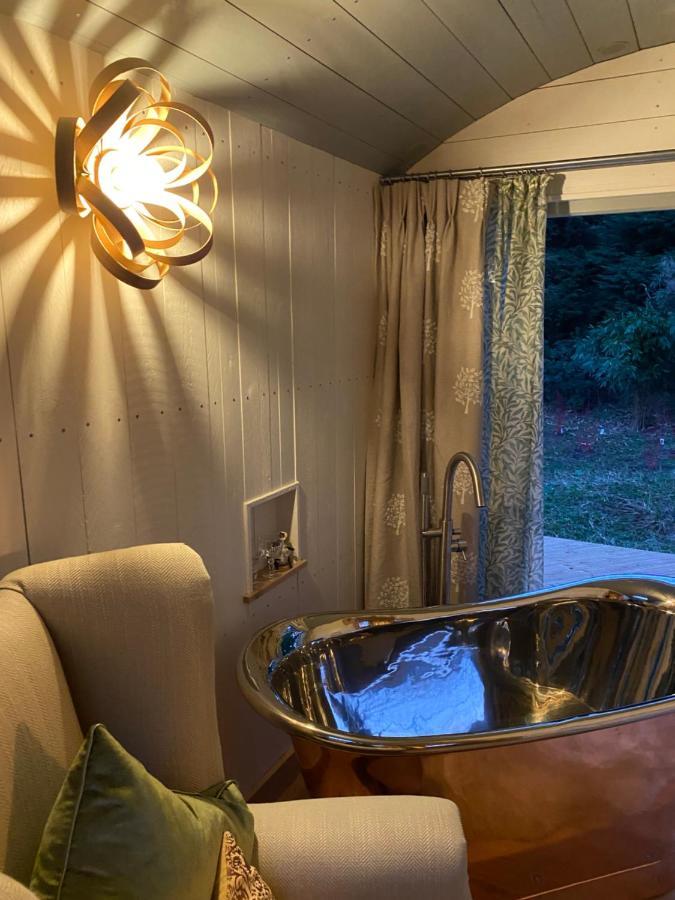 Chez Maurice Luxury Shepherds Hut With Bath And Hot Tub Kelling Ngoại thất bức ảnh