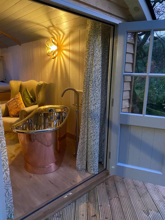 Chez Maurice Luxury Shepherds Hut With Bath And Hot Tub Kelling Ngoại thất bức ảnh
