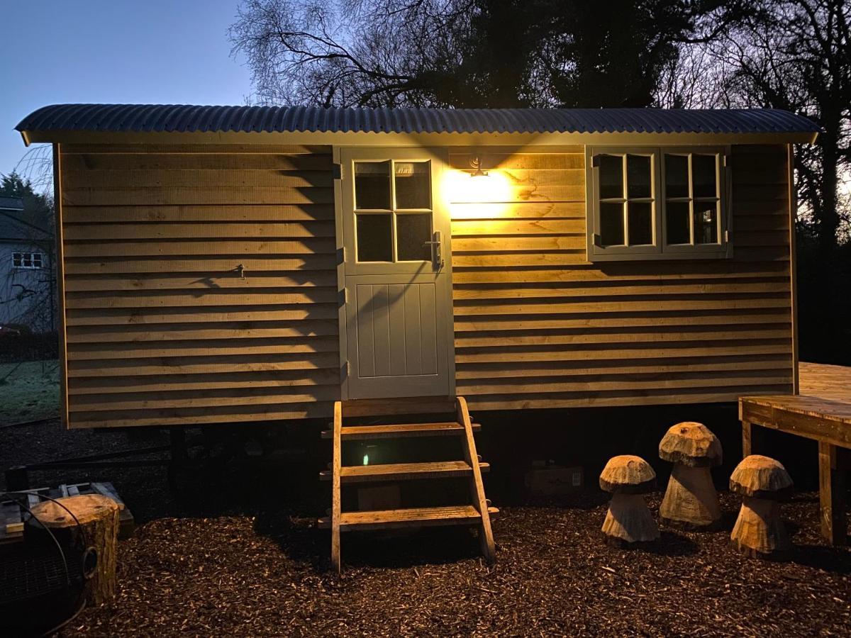 Chez Maurice Luxury Shepherds Hut With Bath And Hot Tub Kelling Ngoại thất bức ảnh