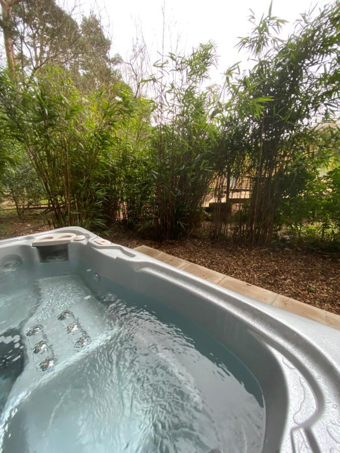Chez Maurice Luxury Shepherds Hut With Bath And Hot Tub Kelling Ngoại thất bức ảnh