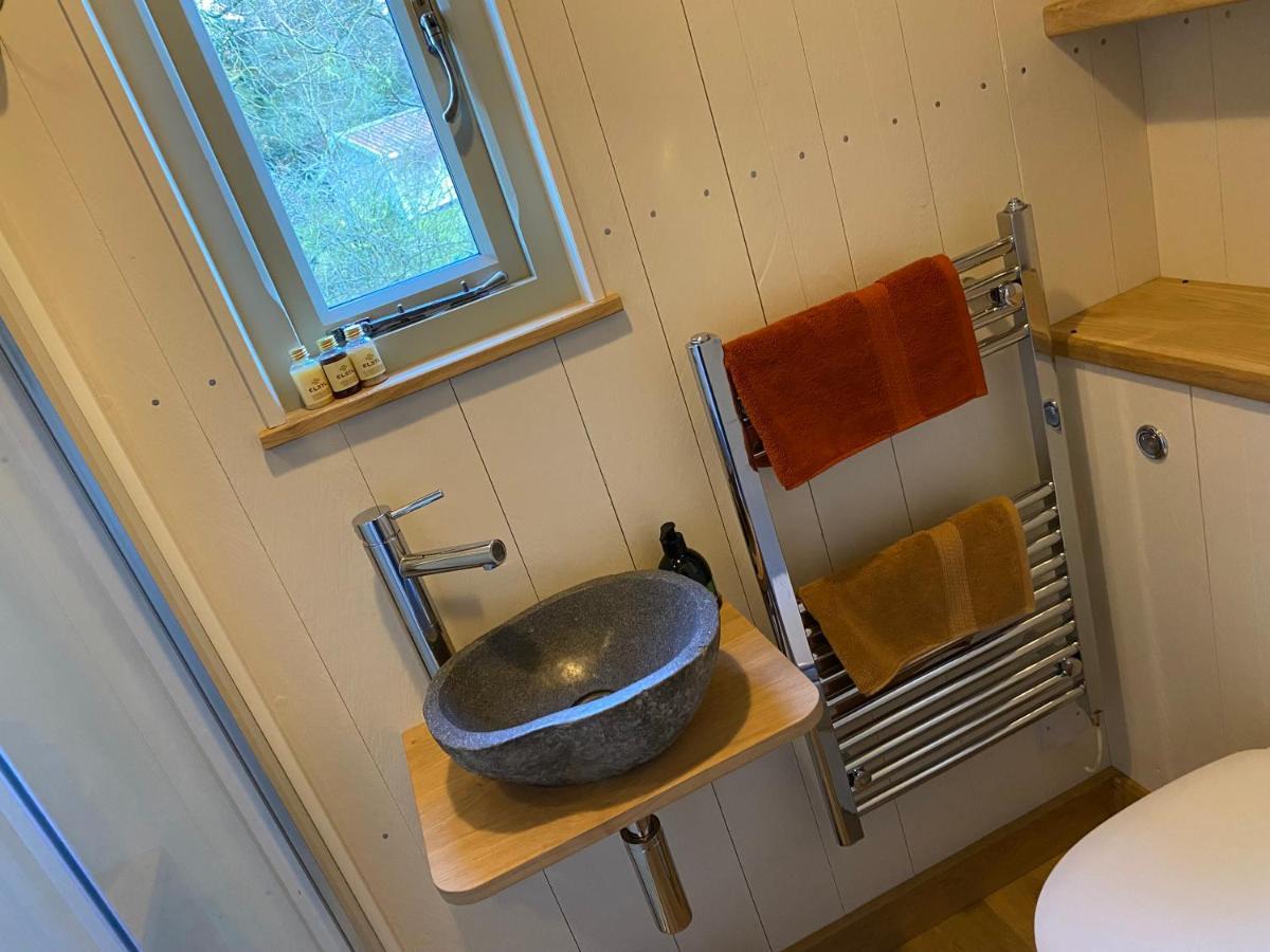 Chez Maurice Luxury Shepherds Hut With Bath And Hot Tub Kelling Ngoại thất bức ảnh