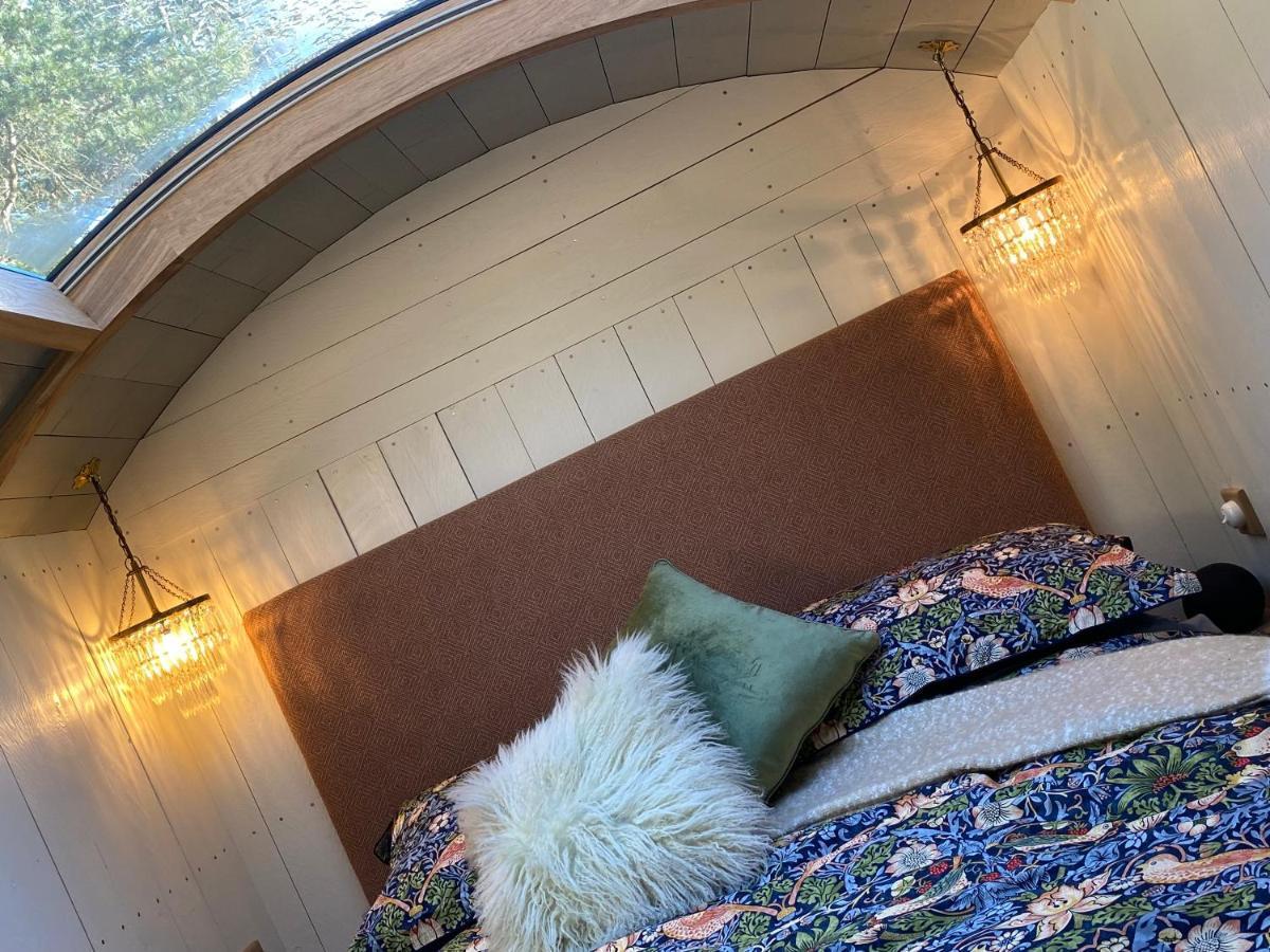 Chez Maurice Luxury Shepherds Hut With Bath And Hot Tub Kelling Ngoại thất bức ảnh