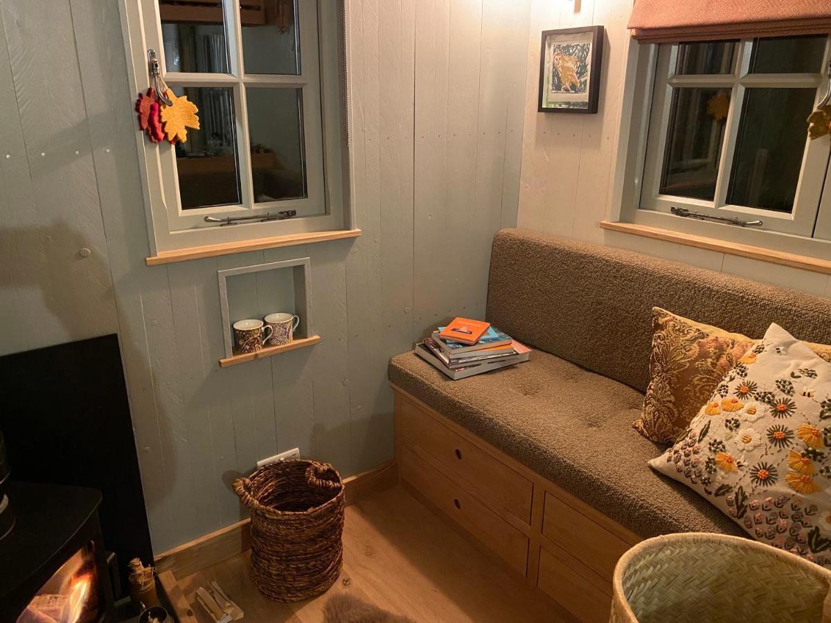 Chez Maurice Luxury Shepherds Hut With Bath And Hot Tub Kelling Ngoại thất bức ảnh