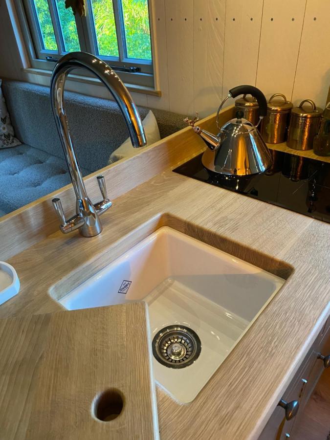 Chez Maurice Luxury Shepherds Hut With Bath And Hot Tub Kelling Ngoại thất bức ảnh